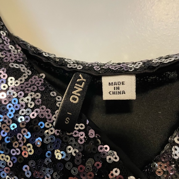 Black / silver sequence Only cropped top - gently used - Picture 2 of 3